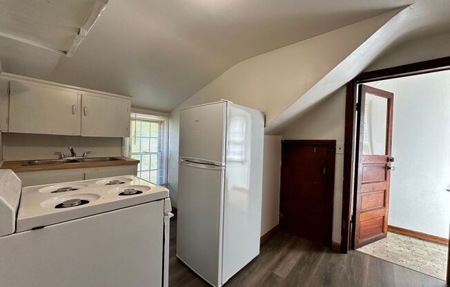 2 beds, 1 bath, $850, Unit #2