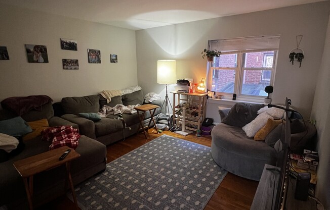 2 beds, 1 bath, $2,950, Unit 3