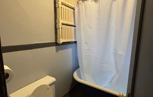 Studio, 1 bath, 450 sqft, $600, Unit D4