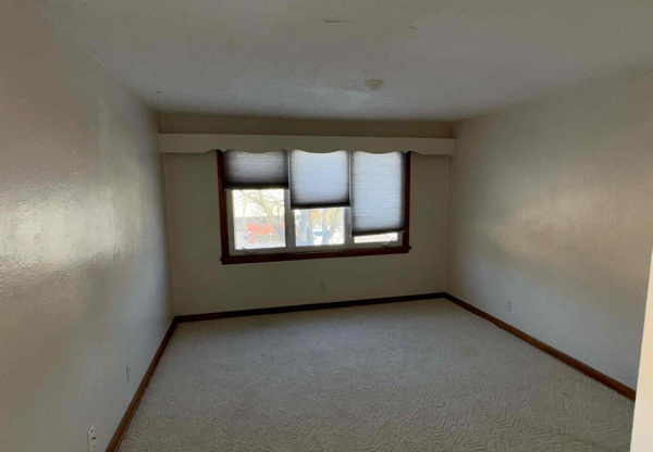 352 E PEARL ST