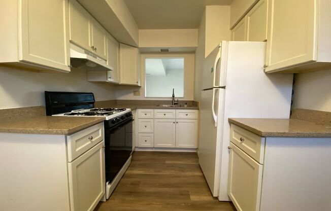 Bright & Spacious Two Bedroom in Zelienople!! Central A/C, Off-Street Parking & More! Call Today!