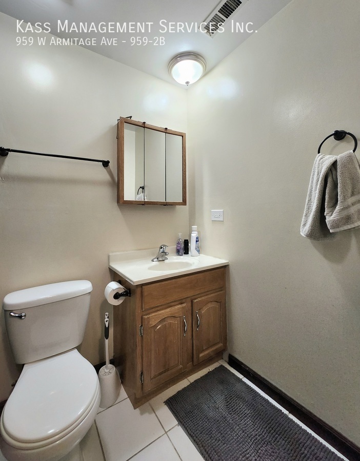 959 W Armitage Ave