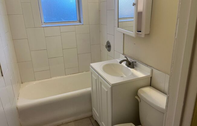 One bedroom one bathroom apartment with heat included