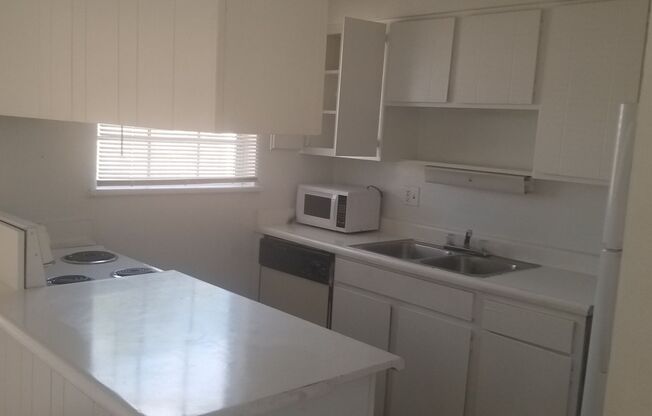 1 bed, 1 bath, 777 sqft, $1,100, Unit Q202