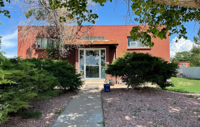 2524 Joliet St – Freshly Updated 1 Bed/1 Bath Apartments in Aurora- Now Leasing!