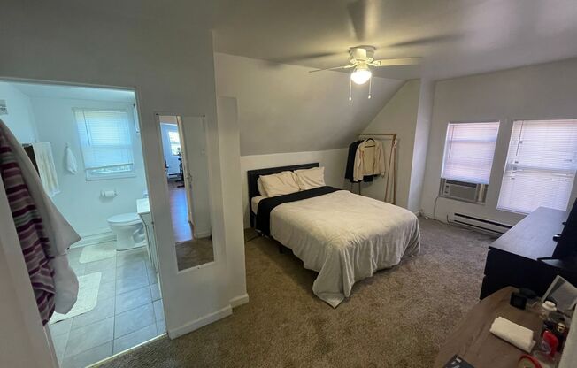 2 beds, 1 bath, $1,095, Unit Apt 3