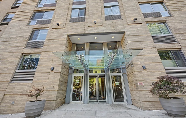 2 beds, 2 baths, $4,100, Unit 8J