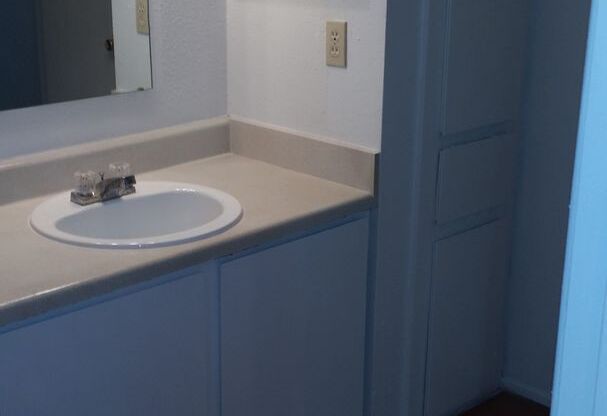 1 bed, 1 bath, 714 sqft, $840, Unit *636