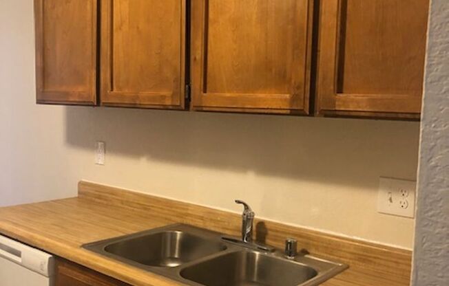 2 beds, 1 bath, 825 sqft, $1,300, Unit 124