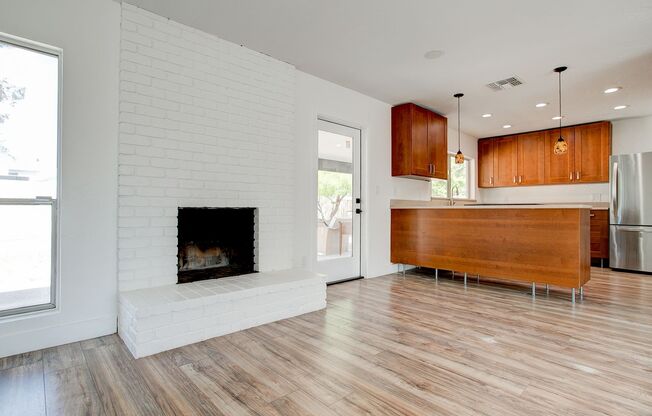 Stunning Remodel Located Close to ASU!!!  This property is light and bright and remodeled a couple years ago!!!  Low maintenance landscaping available June 1st!!!
