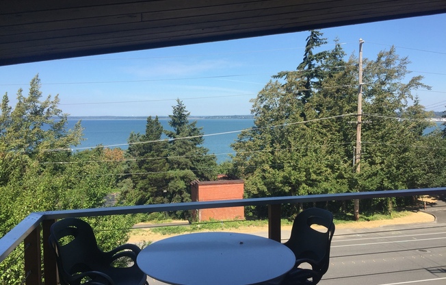 2 Bedroom 1.5 Bath with 180 degree view of Bellingham Bay!