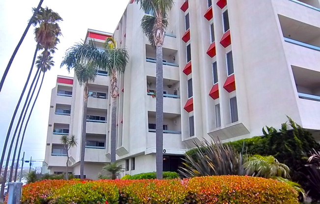 Ocean View Corner Unit Condo w/Balcony+Jacuzzi+Gym Across w/2-Car Parking!