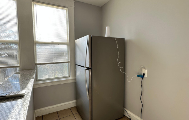 1 bed, 1 bath, $1,100, Unit 2206 Roslyn Ave Unit 8