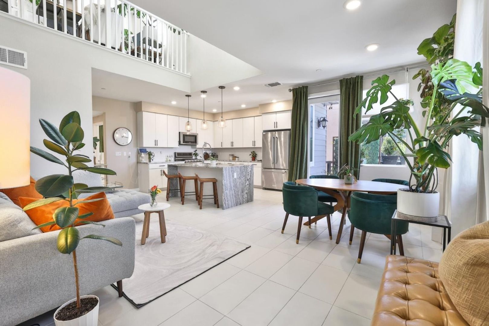Milpitas Penthouse Condo 2 bed / 2 bath, modern and spacious, Close to 880/680 and BART