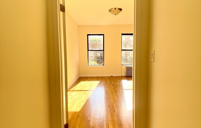 2 beds, 1 bath, $4,295, Unit 4W