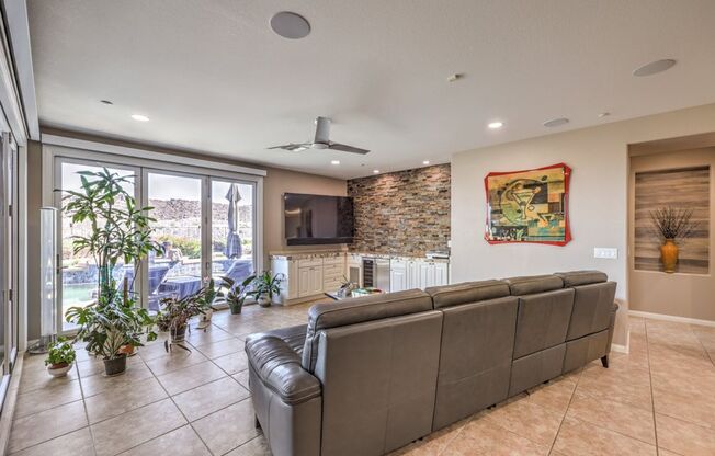 3 beds, 3 baths, $6,995