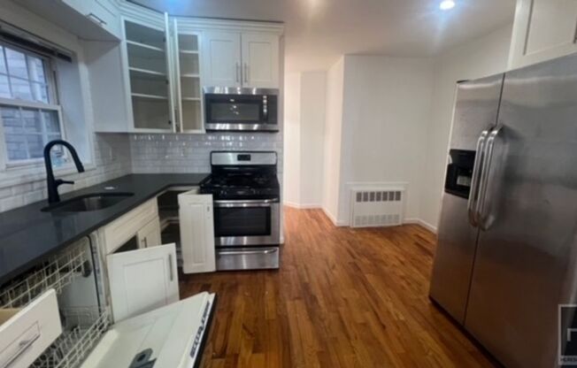 2 beds, 1 bath, $2,800, Unit 2