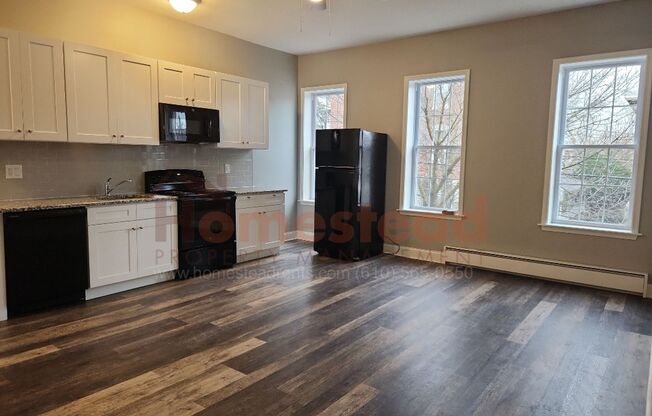 2 beds, 1 bath, $1,650, Unit Apt 2