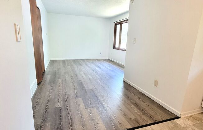 2 BR Duplex in Convenient Neighborhood - PET FRIENDLY