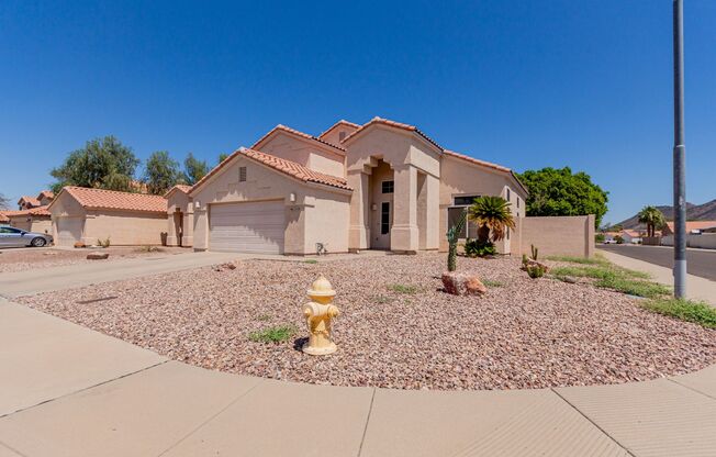 4 BED, 3 BATH CORNER LOT HOME IN GLENDALE!