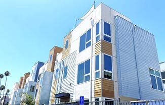 Spacious Hollywood Townhome with 2 Master Suites & Direct-Access Garage & Private Rooftop Deck