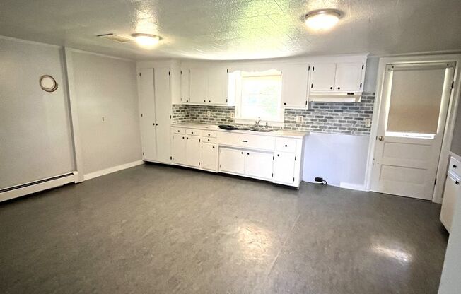 Spacious 3-Bedroom Farmhouse for Rent – Peaceful Country Living