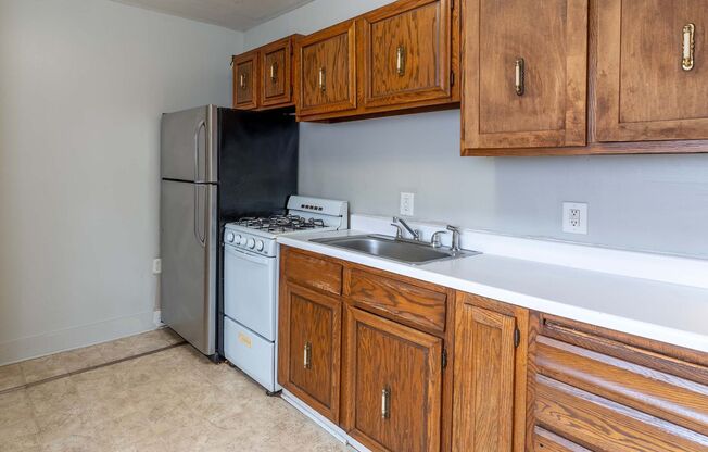 3 beds, 1 bath, $1,255, Unit 1300