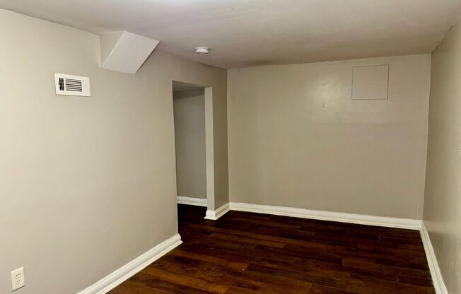 2 beds, 1 bath, 900 sqft, $1,175, Unit "B"