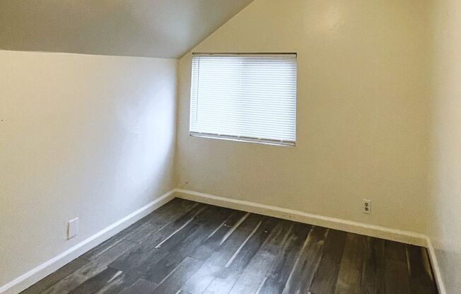 2 beds, 1 bath, $1,095, Unit Unit B