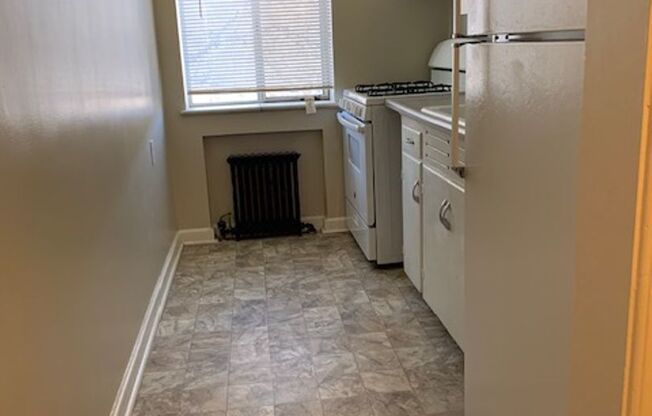 2 beds, 1 bath, $1,650, Unit 31