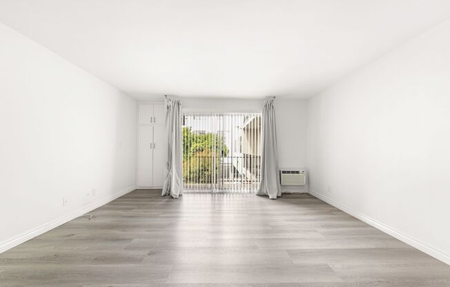 1 bed, 1 bath, 670 sqft, $2,300, Unit 220