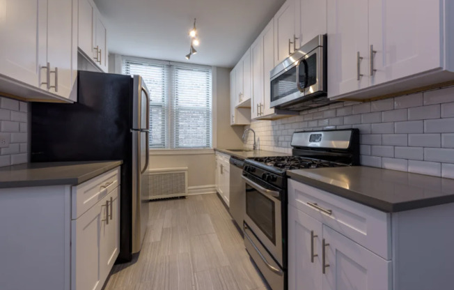 1320 E HYDE PARK BLVD