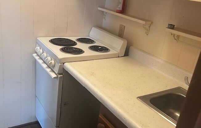 Studio, 1 bath, $650, Unit Benner - 1408 St.  James Place