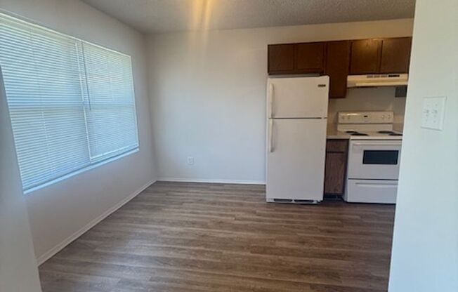 2 Bedroom 1 Bathroom Unit in Quiet Fourplex!