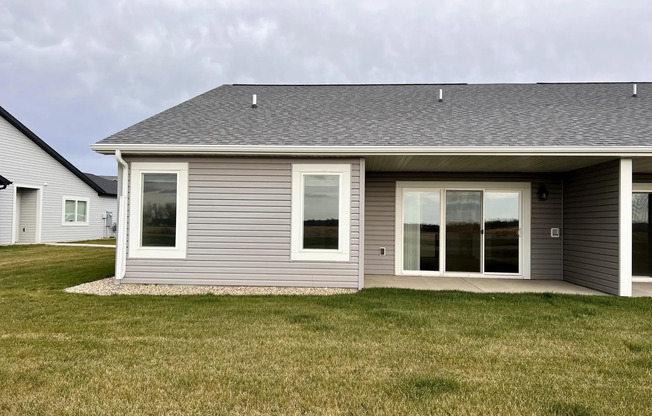 Quiet location - Check. Open floorplan - Check. 3-stall heated garage - Check. Welcome Home!