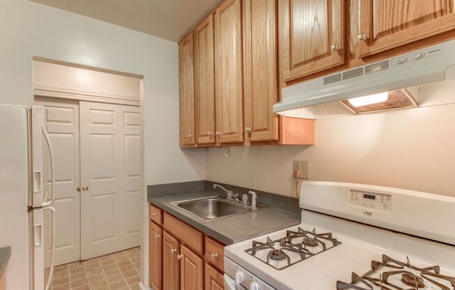 2 beds, 1 bath, $1,350, Unit 22