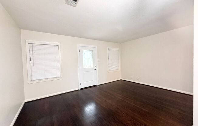 Beautiful 2/1/1 w/ study in Angleton!! Very Cute Home !