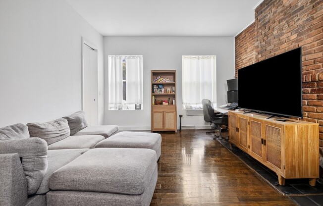 431 W 22 ST