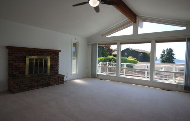 4 bedroom home in Federal Way with breathtaking views!
