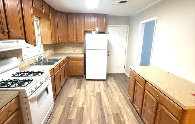 ** 3 bed 1 bath located off Zelda Road ** Call 334-366-9198 to schedule a self showing