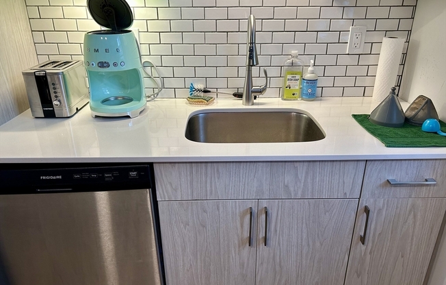 1 bed, 1 bath, 800 sqft, $3,100, Unit 8