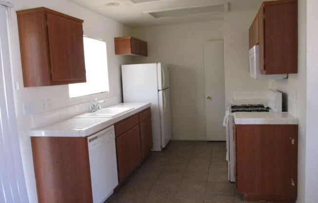 3 beds, 2 baths, $1,600