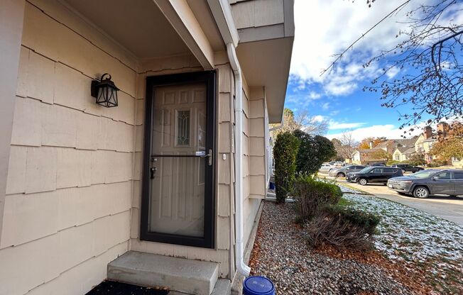 $0 DEPOSIT OPTION. SPACIOUS 2-BEDROOM TOWNHOUSE WITH VAULTED CEILINGS AND PRIVATE PATIO IN LITTLETON.