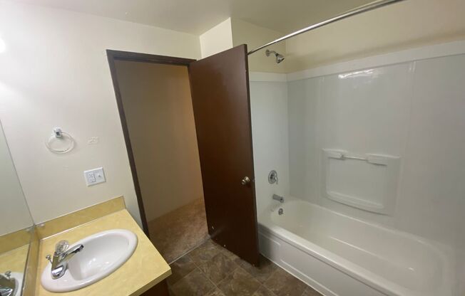 3 beds, 1.5 baths, 1,068 sqft, $1,895, Unit 3145