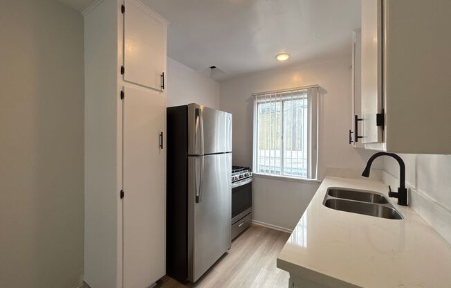 2 beds, 1 bath, 995 sqft, $1,898, Unit 09