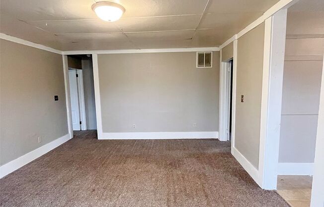 2 beds, 1 bath, 650 sqft, $949, Unit Unit 3