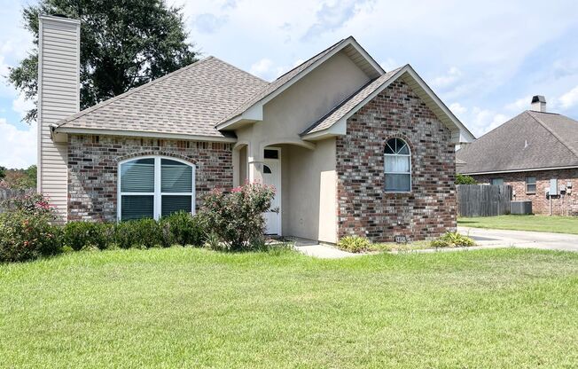 3 Bedroom House In Livingston Parish with HUGE yard!