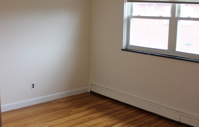 2 beds, 1 bath, 710 sqft, $2,400, Unit 2-4