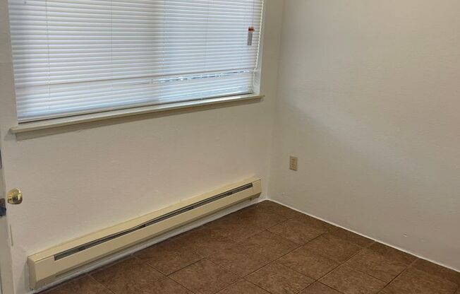 2 beds, 1 bath, 850 sqft, $1,749, Unit B-24