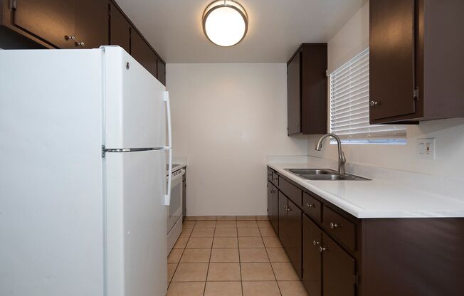 *OPEN HOUSE: 5/18 12-2PM* 2 BR Apartment in Imperial Beach with 2 Parking Spaces!